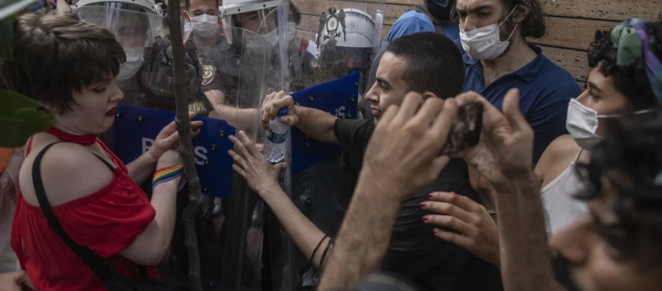 Κωνσταντινούπολη: Βγήκαν για το Gay Pride παρά την απαγόρευση - Και οι αρχές έβγαλαν την αστυνομία... (βίντεο)